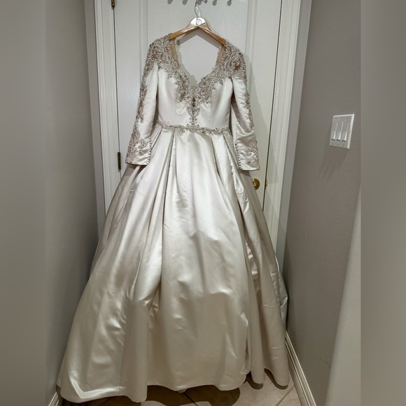 Wedding Dress by: Sottero and Midgley by Maggie Sottero - Picture 2 of 8